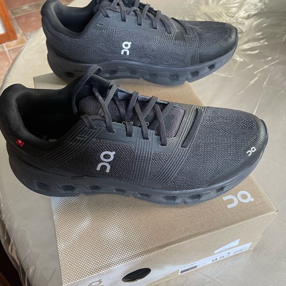 onRunning women’s Cloudgo running shoes; size 9.5; black/charcoal